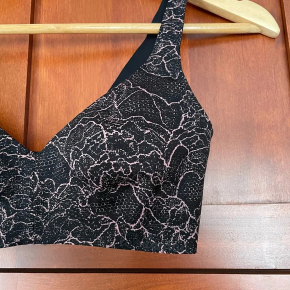 Lululemon Like Nothing Bra Lacescape Spanish Rose Black Wireless Size 32B NEW - Picture 2 of 6